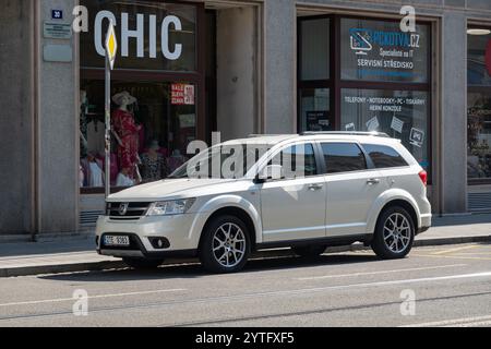 OSTRAVA, CECHIA - 13 SETTEMBRE 2023: SUV bianco Fiat Freemont basato su Dodge Journey parcheggiato in strada Foto Stock