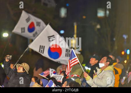 Seoul, Corea del Sud. 7 dicembre 2024. I manifestanti conservatori ondano bandiere durante una manifestazione a sostegno del presidente sudcoreano Yoon Suk Yeol e denunciano i partiti di opposizione nel centro di Seoul. Tutti i legislatori tranne tre del Partito Popolare al potere (PPP) hanno boicottato un voto su una mozione di impeachment contro il presidente sudcoreano Yoon Suk Yeol il 7 dicembre, rafforzando l'opinione che il presidente Yoon possa sopravvivere all'impeachment per il suo breve tentativo di imporre la legge marziale all'inizio di questa settimana, che ha lasciato la Corea del Sud in turbolenze politiche. Credito: SOPA Images Limited/Alamy Live News Foto Stock