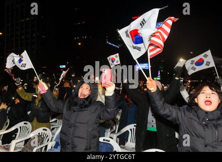 I manifestanti conservatori ondano bandiere durante una manifestazione a sostegno del presidente sudcoreano Yoon Suk Yeol e denunciano i partiti di opposizione nel centro di Seoul. Tutti i legislatori tranne tre del Partito Popolare al potere (PPP) hanno boicottato un voto su una mozione di impeachment contro il presidente sudcoreano Yoon Suk Yeol il 7 dicembre, rafforzando l'opinione che il presidente Yoon possa sopravvivere all'impeachment per il suo breve tentativo di imporre la legge marziale all'inizio di questa settimana, che ha lasciato la Corea del Sud in turbolenze politiche. (Foto di Kim Jae-Hwan/SOPA Images/Sipa USA) credito: SIPA USA/Alamy Live News Foto Stock