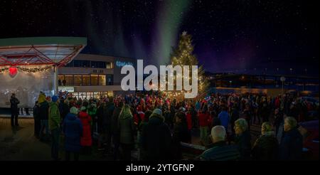 La comunità di Stokmarknes nelle isole Lofoten, Norvegia, celebra l'illuminazione dell'albero di Natale nella piazza della città. Foto Stock