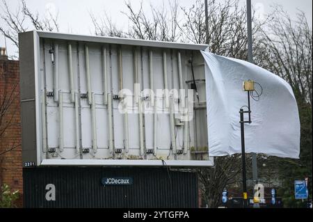 Alcester Road, Birmingham 7 dicembre 2024 - Una tavola da biilboard è stata demolita nella zona di Balsall Heath di Birmingham da strong Storm Darragh Winds Credit: British News and Media/Alamy Live News Foto Stock