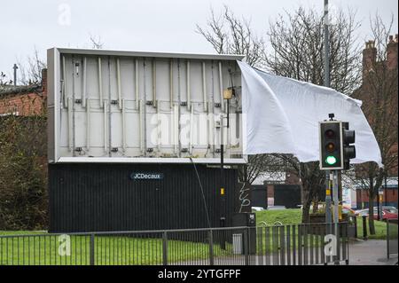 Alcester Road, Birmingham 7 dicembre 2024 - Una tavola da biilboard è stata demolita nella zona di Balsall Heath di Birmingham da strong Storm Darragh Winds Credit: British News and Media/Alamy Live News Foto Stock