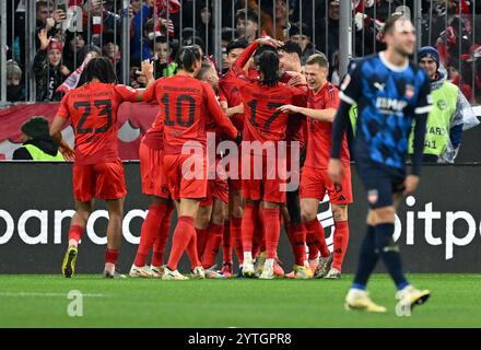 Monaco, Germania. 7 dicembre 2024. Calcio: Bundesliga, Bayern Monaco - 1. FC Heidenheim, giorno 13 all'Allianz Arena. I giocatori di Monaco festeggiano il gol 1:0. Credito: Sven Hoppe/dpa - NOTA IMPORTANTE: In conformità con le normative della DFL German Football League e della DFB German Football Association, è vietato utilizzare o far utilizzare fotografie scattate nello stadio e/o della partita sotto forma di immagini sequenziali e/o serie di foto simili a video./dpa/Alamy Live News Foto Stock