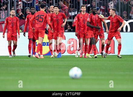 Monaco, Germania. 7 dicembre 2024. Calcio: Bundesliga, Bayern Monaco - 1. FC Heidenheim, giorno 13 all'Allianz Arena. I giocatori di Monaco festeggiano il gol 1:0. Credito: Sven Hoppe/dpa - NOTA IMPORTANTE: In conformità con le normative della DFL German Football League e della DFB German Football Association, è vietato utilizzare o far utilizzare fotografie scattate nello stadio e/o della partita sotto forma di immagini sequenziali e/o serie di foto simili a video./dpa/Alamy Live News Foto Stock