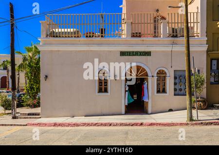 Un edificio con un cartello con scritto "Hotel". L'edificio e' bianco e ha un balcone Foto Stock