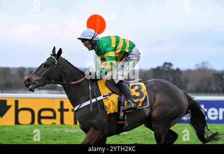 Sandown, Regno Unito. 7 dicembre 2024. Jonbon, guidato da Nico de Boinville, vince la gara 3,00 Betfair Tingle Creek Steeple Chase al Sandown Park, Esher Picture di Paul Blake/Alamy Sports News Foto Stock