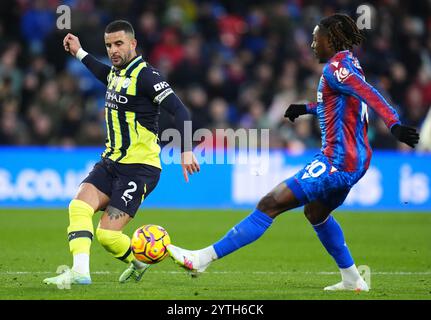 Kyle Walker di Manchester City e Eberechi Eze di Crystal Palace si battono per il pallone durante la partita di Premier League al Selhurst Park di Londra. Data foto: Sabato 7 dicembre 2024. Foto Stock