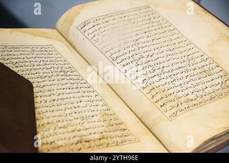 Samarcanda, Uzbekistan - 06 luglio 2024: Pagine scritte in arabo da un antico libro scientifico Foto Stock