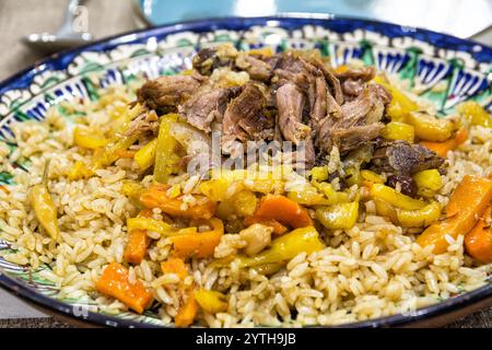 Ricetta nazionale dell'Uzbekistan, plov, riso pilaf con verdure e carne Foto Stock