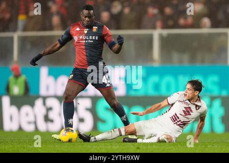 Genova, Italia. 7 dicembre 2024. Il Genoa Balotelli combatte per il pallone con il Torino Samuele Ricci durante la partita di serie A tra Genova e Torino allo Stadum Luigi Ferraris di Genova, 7 dicembre 2024. Sport - calcio ESCLUSIVO TORINO FC (foto di Fabio Ferrari/LaPresse) credito: LaPresse/Alamy Live News Foto Stock