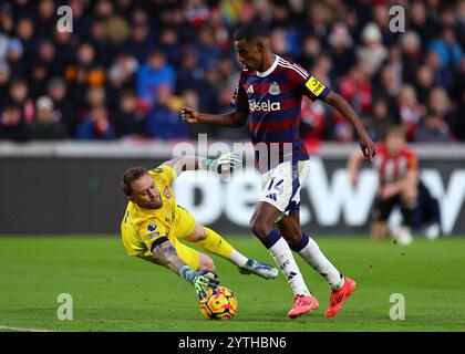 7 dicembre 2024; Gtech Community Stadium, Brentford, Londra, Inghilterra; Premier League Football, Brentford contro Newcastle United; il portiere Mark Flekken di Brentford si tuffa e recupera la palla da Alexander Isak del Newcastle United prima che potesse tirare il suo tiro in porta Foto Stock