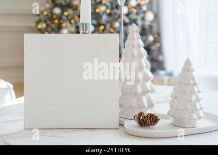 Abete in ceramica bianco decorativo e scheda vuota rotonda per testo sullo sfondo dell'albero di Natale. Cerchio bianco vuoto con spazio di copia. Festivo Foto Stock