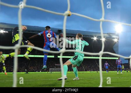 Selhurst Park, Selhurst, Londra, Regno Unito. 7 dicembre 2024. Premier League Football, Crystal Palace contro Manchester City; Erling Haaland del Manchester City testa e segna al 30° minuto per 1-1. Credito: Action Plus Sports/Alamy Live News Foto Stock