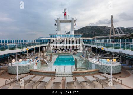 Dubrovnik – HR – 18 ottobre 2024 gli ospiti si rilassano in piscina e sorseggiano un drink al bar sulla terrazza del Lido dell'Isola Principessa, immergendosi nella cucina croata Foto Stock