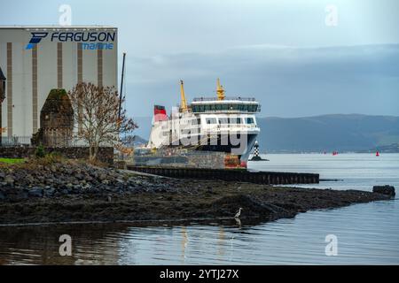 Cantiere navale Ferguson Poverty Glasgow con traghetto Glen Rosa con il castello di Newark in primo piano Foto Stock