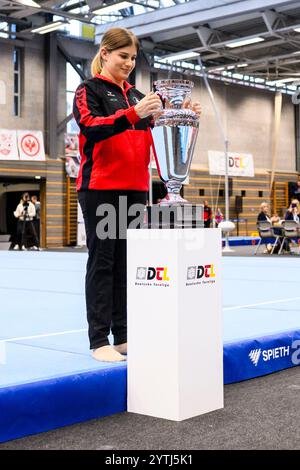 7 dicembre 2024, Saarland, Saarbrücken: Ginnastica: DTL Final 2024, Women, Joachim-Deckarm-Halle, Saarbrücken. Elisabeth Seitz di Stoccarda porta il trofeo DTL nella sala. Foto: Tom Weller/dpa Foto Stock