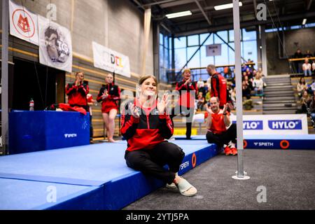 7 dicembre 2024, Saarland, Saarbrücken: Ginnastica: DTL Final 2024, Women, Joachim-Deckarm-Halle, Saarbrücken. Elisabeth Seitz di Stoccarda applaude durante la competizione. Foto: Tom Weller/dpa Foto Stock