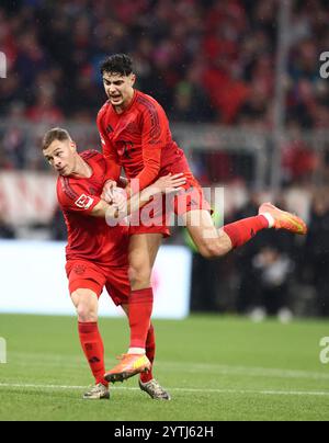 MONACO DI BAVIERA, GERMANIA - 07 DICEMBRE: Joshua Kimmich del Bayern Muenchen e Aleksandar Pavlovic del Bayern Muenchen in azione durante la partita di Bundesliga tra il Bayern München e l'1. FC Heidenheim 1846 all'Allianz Arena il 7 dicembre 2024 a Monaco, Germania. © diebilderwelt / Alamy Live News Foto Stock