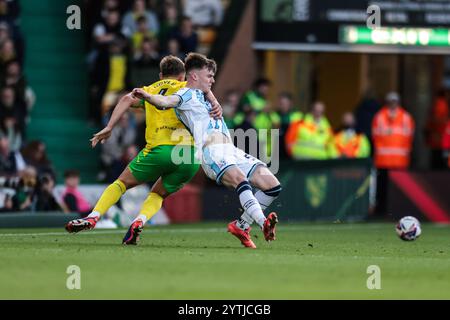 Callum Doyle di Norwich City si è cimentato con Ben Doak di Middlesborough - Norwich City V Middlesbrough, Sky Bet Championship, Carrow Road, Norwich, Regno Unito - 27 ottobre 2024 solo uso editoriale - si applicano restrizioni DataCo Foto Stock