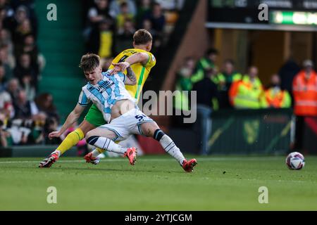 Callum Doyle di Norwich City si è cimentato con Ben Doak di Middlesborough - Norwich City V Middlesbrough, Sky Bet Championship, Carrow Road, Norwich, Regno Unito - 27 ottobre 2024 solo uso editoriale - si applicano restrizioni DataCo Foto Stock