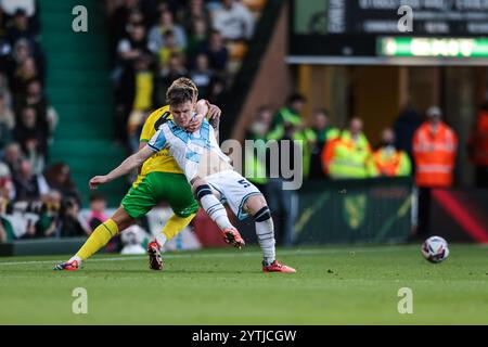 Callum Doyle di Norwich City si è cimentato con Ben Doak di Middlesborough - Norwich City V Middlesbrough, Sky Bet Championship, Carrow Road, Norwich, Regno Unito - 27 ottobre 2024 solo uso editoriale - si applicano restrizioni DataCo Foto Stock