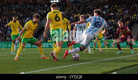 Aidan Morris di Middlesborough sfidato da Callum Doyle di Norwich City - Norwich City V Middlesbrough, Sky Bet Championship, Carrow Road, Norwich, Regno Unito - 27 ottobre 2024 solo uso editoriale - si applicano restrizioni DataCo Foto Stock