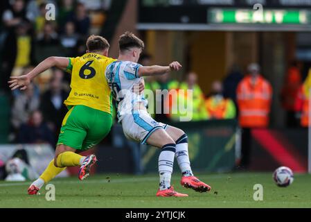 Callum Doyle di Norwich City si imbatte in Ben Doak di Middlesborough - Norwich City V Middlesbrough, Sky Bet Championship, Carrow Road, Norwich, Regno Unito - 27 ottobre 2024 solo uso editoriale - si applicano restrizioni DataCo Foto Stock