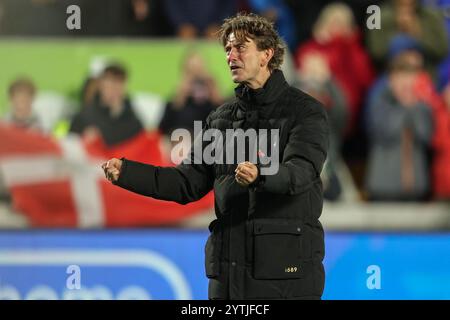 Thomas Frank Manager di Brentford festeggia con i tifosi dopo la partita di Premier League Brentford vs Newcastle United al Gtech Community Stadium, Londra, Regno Unito, 7 dicembre 2024 (foto di Alfie Cosgrove/News Images) Foto Stock