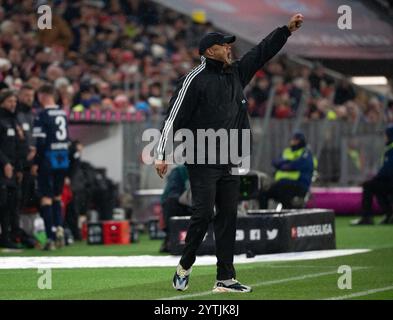 Monaco, Germania. 7 dicembre 2024. Calcio: Bundesliga, Bayern Monaco - 1. FC Heidenheim, giorno 13 all'Allianz Arena. Il coach Vincent Kompany di Monaco fornisce istruzioni. Credito: Magdalena Henkel/dpa - NOTA IMPORTANTE: In conformità con i regolamenti della DFL German Football League e della DFB German Football Association, è vietato utilizzare o far utilizzare fotografie scattate nello stadio e/o della partita sotto forma di immagini sequenziali e/o serie di foto video-simili./dpa/Alamy Live News Foto Stock