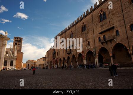 Mantova, Italia - 15 settembre 2024: Veduta di Palazzo Ducale in Piazza Sordello Foto Stock