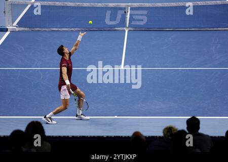 7 dicembre 2024; Copper Box Arena, Stratford, Londra, Inghilterra; Ultimate Tennis Showdown Grand Final Day 2; Thanasi Kokkinakis serve a Gael Monfils Foto Stock