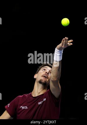 7 dicembre 2024; Copper Box Arena, Stratford, Londra, Inghilterra; Ultimate Tennis Showdown Grand Final Day 2; Thanasi Kokkinakis serve a Gael Monfils Foto Stock