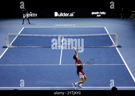 7 dicembre 2024; Copper Box Arena, Stratford, Londra, Inghilterra; Ultimate Tennis Showdown Grand Final Day 2; Thanasi Kokkinakis serve a Gael Monfils Foto Stock