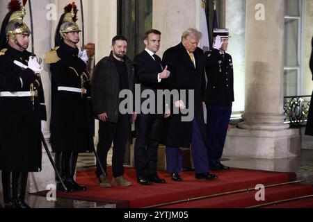 Parigi, Francia. 7 dicembre 2024. Il presidente di rance Emmanuel Macron (C) affiancato dal presidente eletto degli Stati Uniti Donald Trump e dal presidente ucraino Volodymyr Zelensky (2° L) se ne vanno dopo un incontro al Palazzo Presidenziale Elysee a Parigi il 7 dicembre 2024. Trump compie il suo primo viaggio internazionale dalla vittoria elettorale, preparandosi per una giornata di intensa diplomazia prima di partecipare alla cerimonia di riapertura della cattedrale di Notre Dame restaurata dopo l'incendio del 2019. Foto di Raphael Lafargue/ABACAPRESS. COM credito: Abaca Press/Alamy Live News Foto Stock