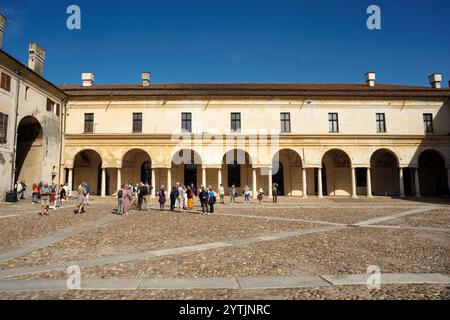 Mantova, Italia - 15 settembre 2024: Palazzo Ducale interno Piazza Castello. Uno degli edifici storici più importanti della città. Foto Stock