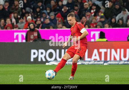 Monaco, Germania. 7 dicembre 2024. Calcio: Bundesliga, Bayern Monaco - 1. FC Heidenheim, giorno 13 all'Allianz Arena. Joshua Kimmich di Monaco in azione. Credito: Magdalena Henkel/dpa - NOTA IMPORTANTE: In conformità con i regolamenti della DFL German Football League e della DFB German Football Association, è vietato utilizzare o far utilizzare fotografie scattate nello stadio e/o della partita sotto forma di immagini sequenziali e/o serie di foto video-simili./dpa/Alamy Live News Foto Stock