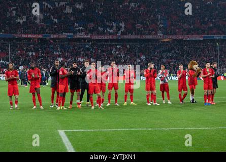 Monaco, Germania. 7 dicembre 2024. Calcio: Bundesliga, Bayern Monaco - 1. FC Heidenheim, giorno 13 all'Allianz Arena. I giocatori di Monaco celebrano la vittoria. Credito: Magdalena Henkel/dpa - NOTA IMPORTANTE: In conformità con i regolamenti della DFL German Football League e della DFB German Football Association, è vietato utilizzare o far utilizzare fotografie scattate nello stadio e/o della partita sotto forma di immagini sequenziali e/o serie di foto video-simili./dpa/Alamy Live News Foto Stock