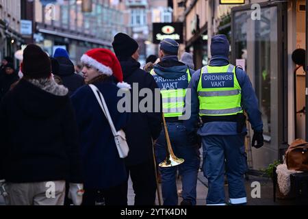 Helsingborg, Skåne, Svezia. 1° dicembre 2024. Mercatino di Natale. Guardie di sicurezza per strada. Foto Stock