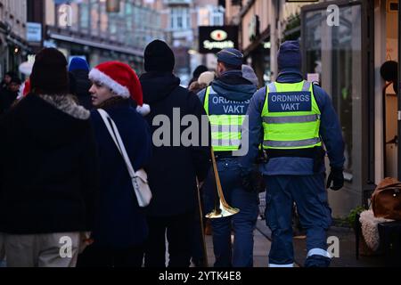 Helsingborg, Skåne, Svezia. 1° dicembre 2024. Mercatino di Natale. Guardie di sicurezza per strada. Foto Stock