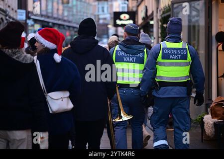 Helsingborg, Skåne, Svezia. 1° dicembre 2024. Mercatino di Natale. Guardie di sicurezza per strada. Foto Stock