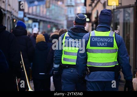 Helsingborg, Skåne, Svezia. 1° dicembre 2024. Mercatino di Natale. Guardie di sicurezza per strada. Foto Stock