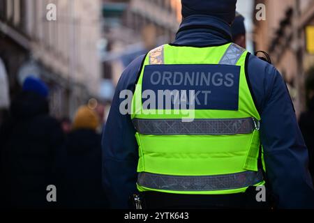 Helsingborg, Skåne, Svezia. 1° dicembre 2024. Mercatino di Natale. Guardie di sicurezza per strada. Foto Stock