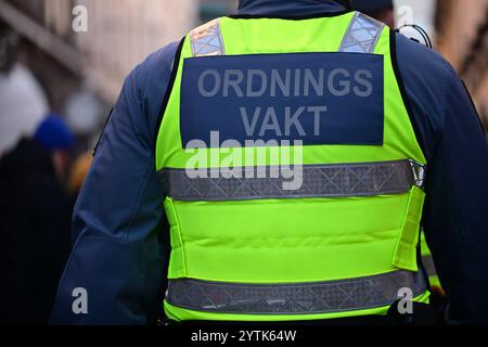 Helsingborg, Skåne, Svezia. 1° dicembre 2024. Mercatino di Natale. Guardie di sicurezza per strada. Foto Stock