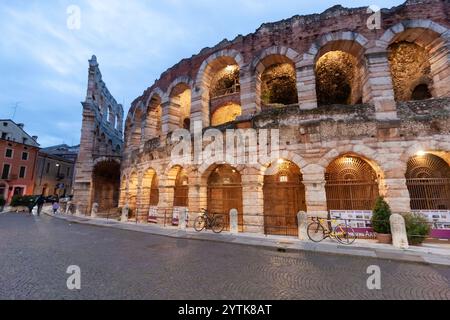 VERONA, ITALIA - 25 OTTOBRE 2023: L'Arena di Verona, un anfiteatro romano in Piazza Bra a Verona, Veneto, Italia durante il crepuscolo dell'ora Foto Stock