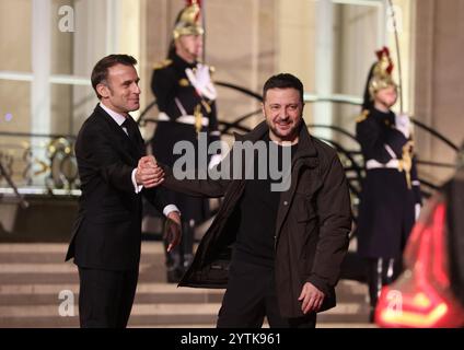 Parigi, Francia. 7 dicembre 2024. Il presidente francese Emmanuel Macron saluta il presidente ucraino Vladimir Zelensky mentre lascia il Palazzo Elysee a Parigi, in Francia, sabato 7 dicembre 2024, dopo colloqui trilaterali non programmati con il presidente eletto degli Stati Uniti Donald Trump. Foto di Maya Vidon-White/UPI credito: UPI/Alamy Live News Foto Stock