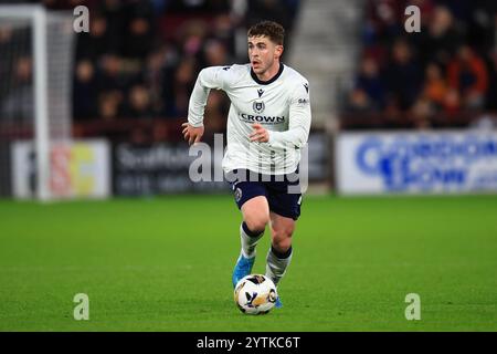 7 dicembre 2024; Tynecastle Park, Edimburgo, Scozia: Scottish Premiership Football, Heart of Midlothian contro Dundee; Finlay Robertson di Dundee sul pallone Foto Stock