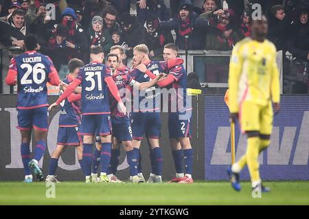 Torino, Italie. 7 dicembre 2024. Dan NDOYE di Bologna festeggia il suo gol con i compagni di squadra durante la partita di calcio di serie A tra Juventus FC e Bologna FC il 7 dicembre 2024 allo stadio Allianz di Torino - Photo Matthieu Mirville (A Gandolfo)/DPPI Credit: DPPI Media/Alamy Live News Foto Stock