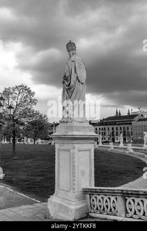 Padova - 4 aprile 2022: Prato della Valle è una piazza ellittica di 90000 metri quadrati a Padova, Italia. È la piazza più grande d'Italia, e una di queste Foto Stock