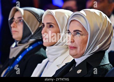 DOHA FORUM 2024 la First Lady turca Emine Erdogan R partecipa al Doha Forum 2024 allo Sheraton Grand Doha Resort & Convention Hotel in vista della 22a edizione del Doha Forum a Doha, Qatar, il 7 dicembre 2024. DOHA Qatar Copyright: XNOUSHADx Foto Stock