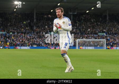 Leeds, Regno Unito. 7 dicembre 2024. Joe Rothwell del Leeds United applaude i tifosi del Leeds United durante la partita del Leeds United FC vs Derby County FC Skybet EFL Championship a Elland Road, Leeds, Inghilterra, Regno Unito il 7 dicembre 2024 Credit: Every Second Media/Alamy Live News Foto Stock